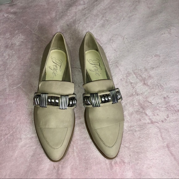 NIB Never worn pointed flats with silver detail - Picture 1 of 3